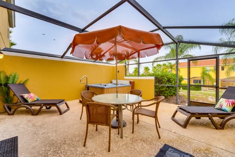 4 Mi to Disney World: Townhome w/ Hot Tub & Lanai! Apartment in Four Corners