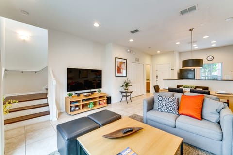 4 Mi to Disney World: Townhome w/ Hot Tub & Lanai! Apartment in Four Corners