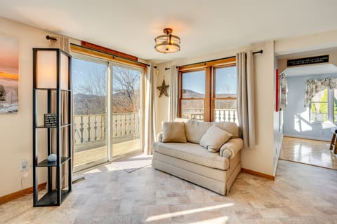 1 Mi to Story Land: Spacious Home w/ Mtn Views! House in Glen