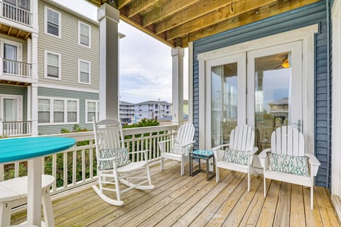 Walk to Beach: Coastal Carolina Home w/ Decks! Apartment in Carolina Beach