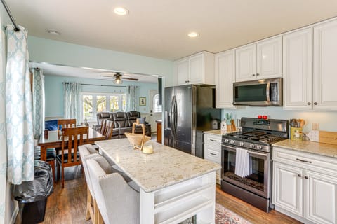 Walk to Sandusky Bay: Home w/ Hot Tub & Fire Pit! House in Lake Erie