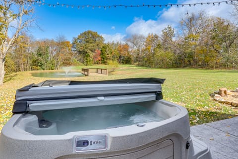 Hot Tub, Fire Pit, BBQ, On-Site Pond: Kenton Cabin House in Tennessee