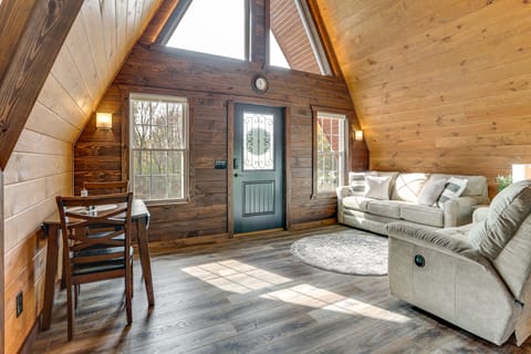 Hot Tub, Fire Pit, BBQ, On-Site Pond: Kenton Cabin House in Tennessee