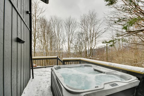 6 Mi to Skiing! Hot Tub Hideaway in Seven Devils House in Seven Devils
