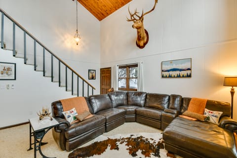 6 Mi to Skiing! Hot Tub Hideaway in Seven Devils House in Seven Devils