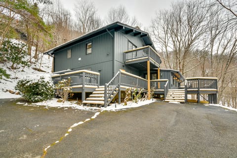 6 Mi to Skiing! Hot Tub Hideaway in Seven Devils House in Seven Devils