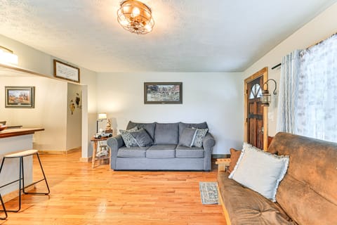 On 220 Acres! Hot Tub Haven in West Liberty House in Kentucky