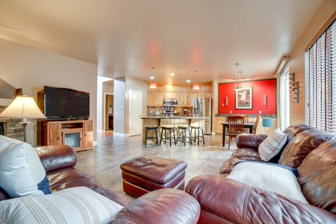 Ski Getaway w/ Hot Tub: Reno Home By Attractions House in Reno