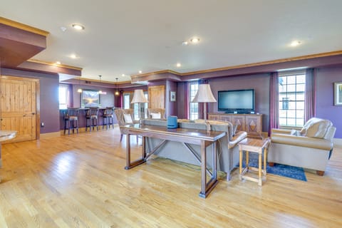 Private Hot Tub: 'Bays View Lodge' in Kingsport! House in Kingsport