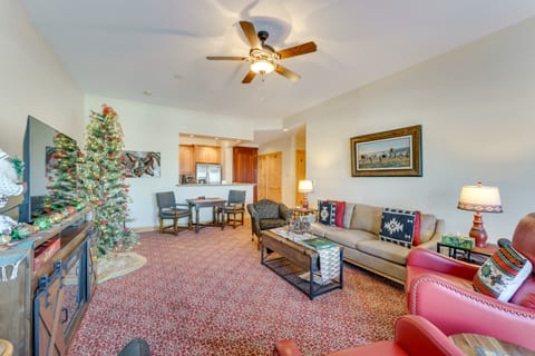 1 Mi to Skiing: Mtn-View Condo in Angel Fire! Apartment in Angel Fire
