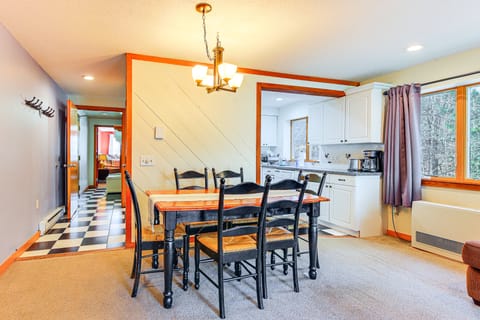 Walk to Mt Snow: Cozy West Dover Condo Apartment in Mount Snow