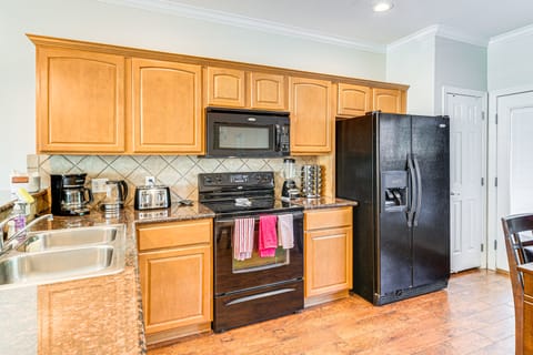 2 Mi to Texas A&M: Unit w/ Pool & Hot Tub Access Apartment in College Station