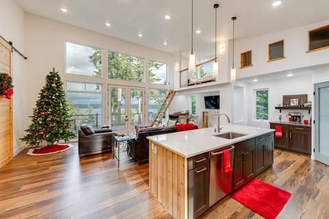 Water Views: Whidbey Island Hideaway w/ Deck House in Greenbank