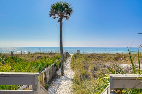 Walk to Beach: Condo w/ Balcony in PCB! Apartment in Panama City Beach