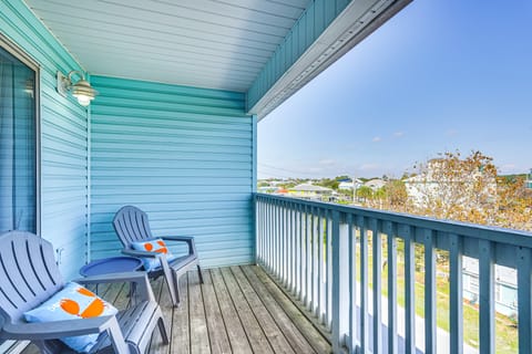 Walk to Beach: Condo w/ Balcony in PCB! Apartment in Panama City Beach