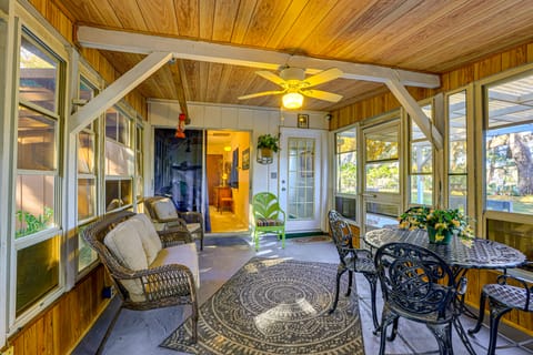 6 Mi to Manatee Springs! Family Riverfront Getaway House in Florida