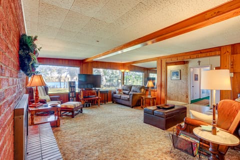 6 Mi to Manatee Springs! Family Riverfront Getaway House in Florida