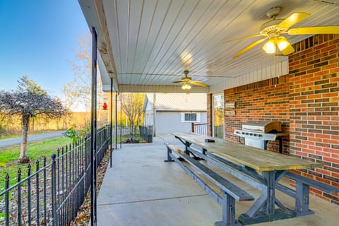 2 Mi to Lake Cumberland Access: Home w/ Grill House in Lake Cumberland