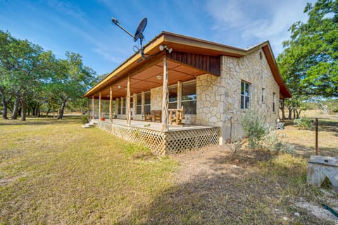 Pet-Friendly Hill Country Retreat w/ Deck! House in Rio Grande