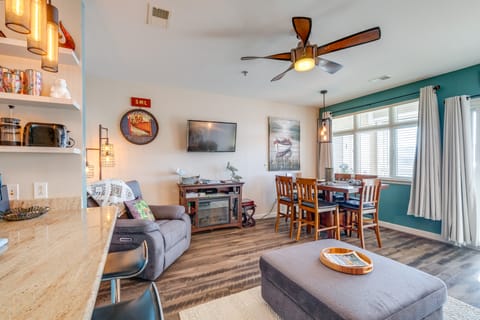 Top-Floor Balcony & Serene Views: Huddleston Condo Apartment in Smith Mountain Lake