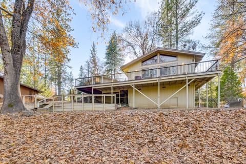 Deck + Fire Pit: Pine Mountain Lake Getaway! House in Groveland