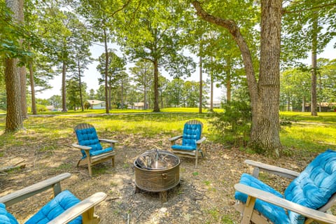 Chic Farmhouse, 3Mi to Lake-Pet Friendly & Golfing Apartment in Table Rock Lake