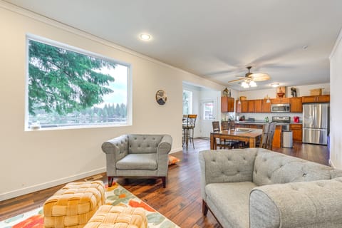 Lakefront Gem w/ Deck & Grill in Shelton House in Puget Sound