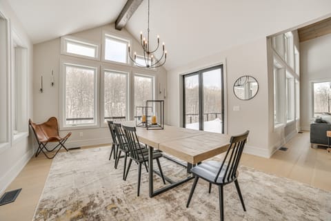 Shuttle to Ski Slopes! Hot Tub Haven in Boyne Mtn House in Michigan