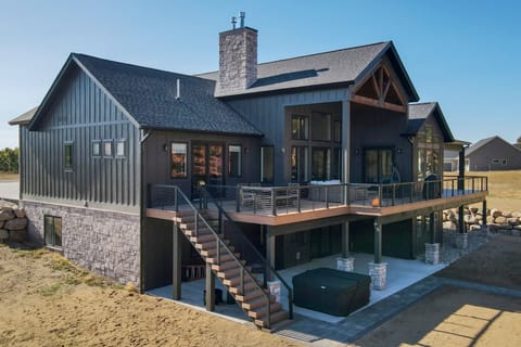 Shuttle to Ski Slopes! Hot Tub Haven in Boyne Mtn House in Michigan