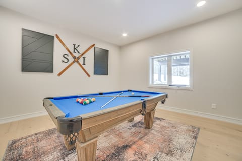 Shuttle to Ski Slopes! Hot Tub Haven in Boyne Mtn House in Michigan