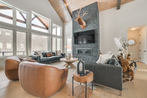 Shuttle to Ski Slopes! Hot Tub Haven in Boyne Mtn House in Michigan