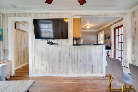 Shared Pool & Backyard: Small & Cozy Guest House House in Fort Lauderdale