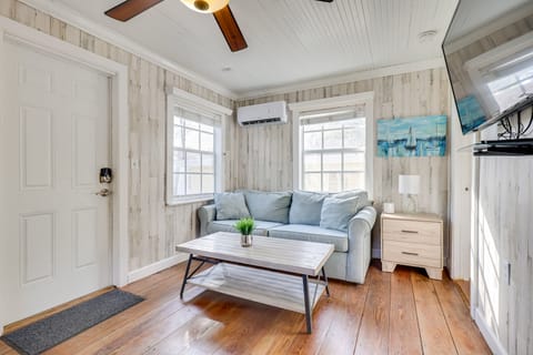 Shared Pool & Backyard: Small & Cozy Guest House House in Fort Lauderdale