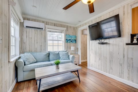 Shared Pool & Backyard: Small & Cozy Guest House House in Fort Lauderdale