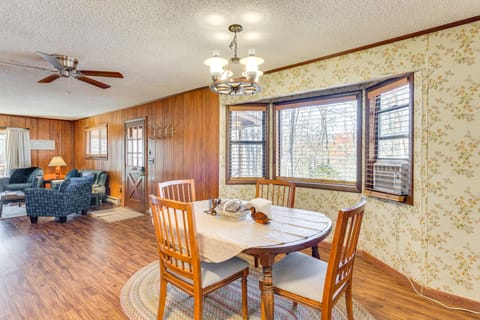 Birdwatching, Board Games & BBQs: Cabin in Murphy! House in Tennessee