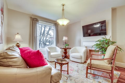 Walk to Garden & Restaurants: Zanesville Apartment Apartment in Zanesville