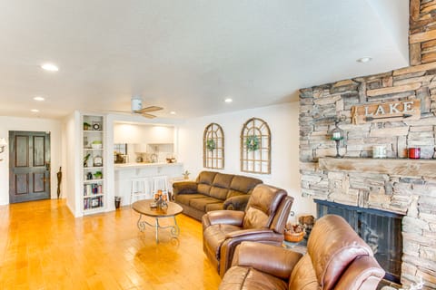 Mtn Condo w/ Office, 14 Mi to Snow Valley Slopes Apartment in Lake Arrowhead