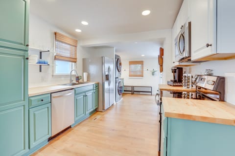 Patio & Lake Views: Family-Friendly Canton Retreat Cottage in Canton