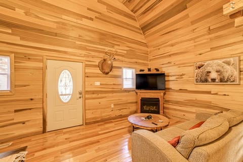 Steps to Kentucky Lake: Cozy Cabin w/ Deck! House in Tennessee