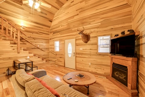 Steps to Kentucky Lake: Cozy Cabin w/ Deck! House in Tennessee