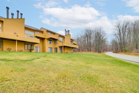 1 Mi to Nubs Nob Ski Resort: Harbor Springs Condo Apartment in Michigan