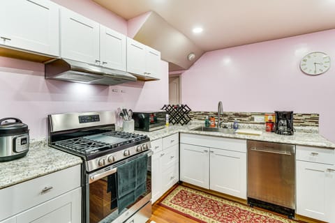 Lake Chabot Getaway ~ 3 Mi to Water! Apartment in Castro Valley