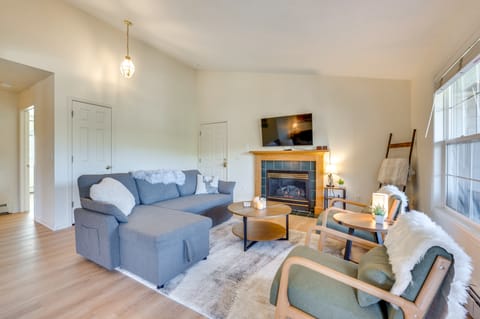 Walk to Downtown: Mountain-View Estes Escape Apartment in Estes Park