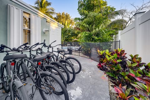 1 Mi to Lantana Municipal Beach: Oasis w/ Pool! Cottage in Lantana