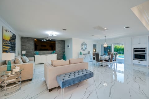 Pool & Spa: Luxe Home in Naples! House in North Naples