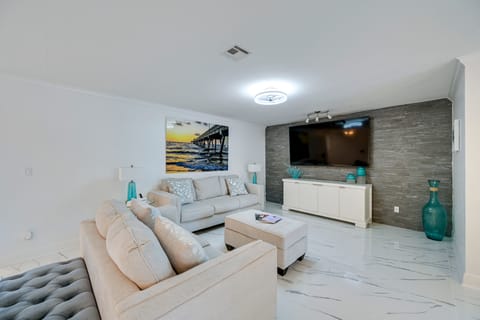 Pool & Spa: Luxe Home in Naples! House in North Naples