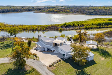 Luxury Lakefront Retreat w/ Dock in Runaway Bay House in Texas