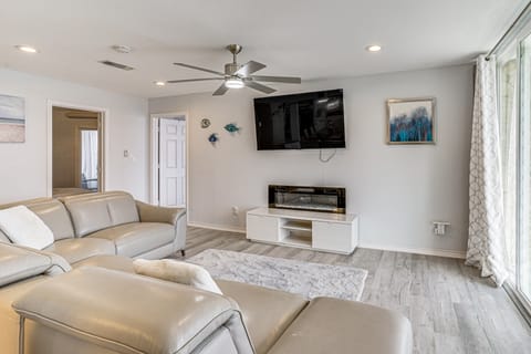 Luxury Lakefront Retreat w/ Dock in Runaway Bay House in Texas