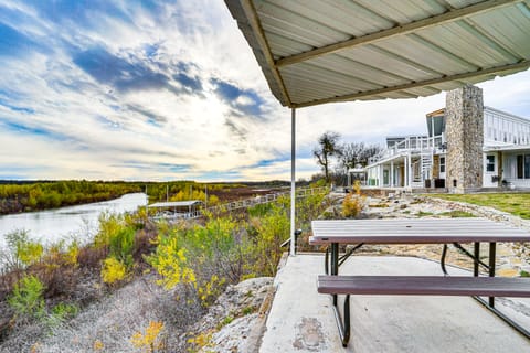 Luxury Lakefront Retreat w/ Dock in Runaway Bay House in Texas