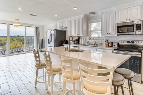 Luxury Lakefront Retreat w/ Dock in Runaway Bay House in Texas